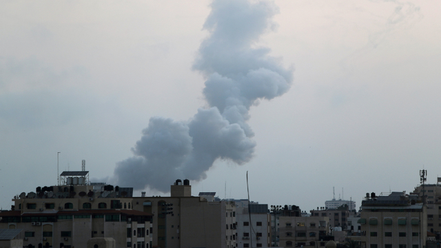 Asap membubung saat roket diluncurkan oleh militan Palestina ke Israel, di Gaza, Selasa (11/5).  Foto: Mohammed Salem/REUTERS
