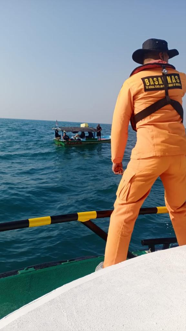 Tim SAR gabungan dalam operasi pencarian ABK KM Marcel Jaya yang tenggelam di perairan Kepulauan Seribu, Selasa (11/5). Foto: Kantor Pencarian dan Pertolongan Jakarta 