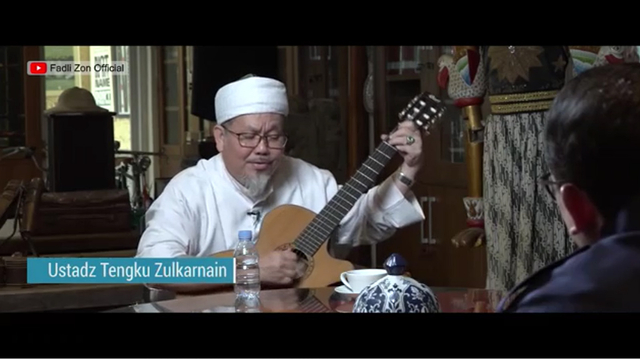 AKSI almarhum Ustaz Tengku Zulkarnain saat memainkan gitar dengan menyanyikan lagi karya Jose Feliciano berjudul Angela di kanal Youtube Fadli Zon. 