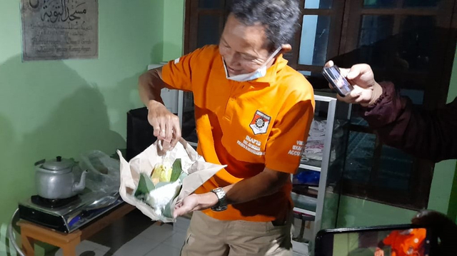 Tim Inafis Polres Karanganyar mengambil sampel sisa makanan yang disantap warga sebelum keracunan