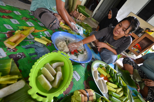 Warga Wajok Hilir membuat lepat lau. Foto: Dok Hi!Pontianak