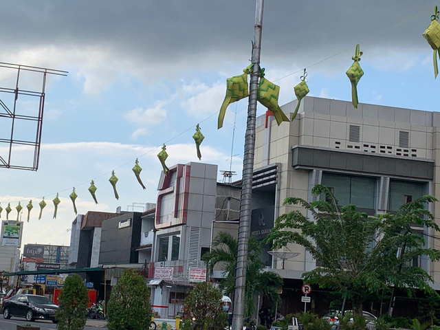 Deretan replika ketupat di Jalan Gajah Mada Pontianak. Foto: Teri/Hi!Pontianak