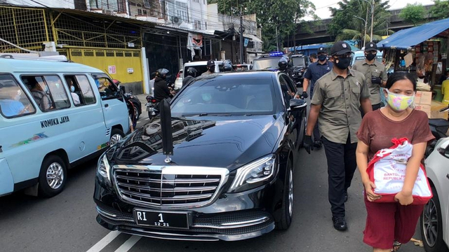 Mobil yang membawa Presiden Joko Widodo berkeliling meninjau situasi terkini Kota Jakarta menjelang Hari Raya Idul Fitri, Selasa (11/5). Foto: Dok. Agus Suparto