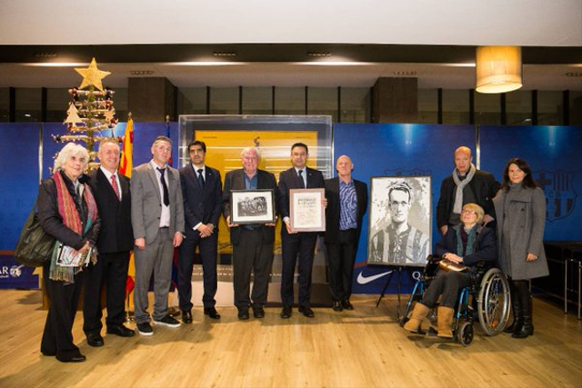 Barcelona memberikan pengharagaan kepada Patrick O'Connell pada 2015. Foto: Twitter/FC Barcelona