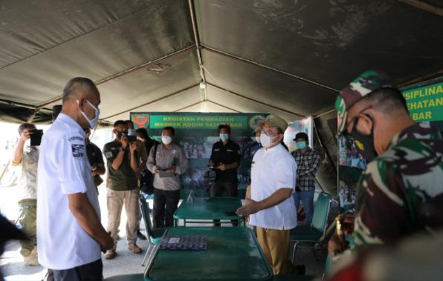 Gubernur Babel, Erzaldi Rosman (menggunakan topi) saat meninjau pokso pengamanan di Pelabuhan Tanjung Kalian, Bangka Barat. (Ist)