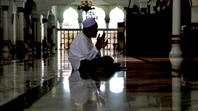 Warga memanfaatkan momentum Ramadhan untuk memperbanyak amal ibadah dengan berdoa dan beriktikaf dalam Masjid Raya Baiturrahman, Banda Aceh, Jumat (16/4). Foto: Suparta/acehkini