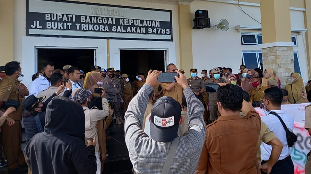 Pegawai Negeri Sipil saat menggelar aksi demonstrasi di kantor Bupati Banggai Kepulauan, Sulteng, beberapa waktu lalu. Mereka menuntut agar gaji segera dibayarkan. Foto: Istimewa
