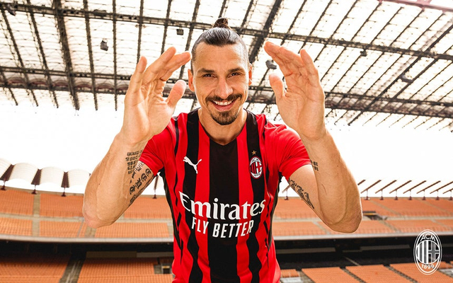 AC Milan rilis jersey terbaru untuk musim 2021/2022. Foto: AC Milan