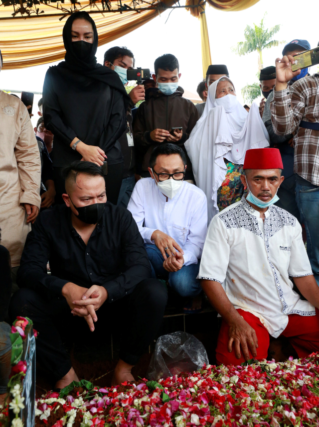 Sejumlah keluarga dan kerabat menghadiri pemakaman komedian Sapri di TPU Cipulir, Jakarta, Selasa, (11/5). Foto: Ronny