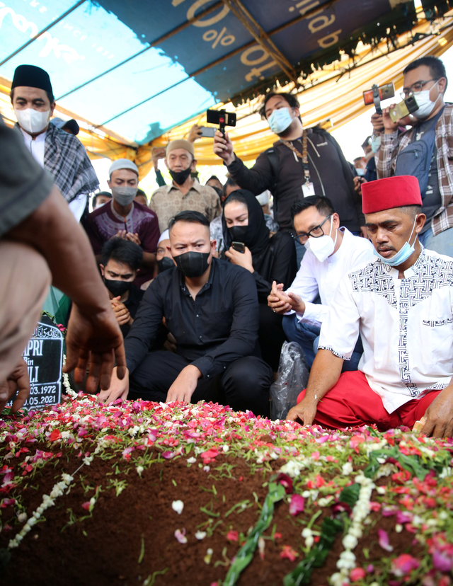 Sejumlah keluarga dan kerabat menghadiri pemakaman komedian Sapri di TPU Cipulir, Jakarta, Selasa, (11/5). Foto: Ronny