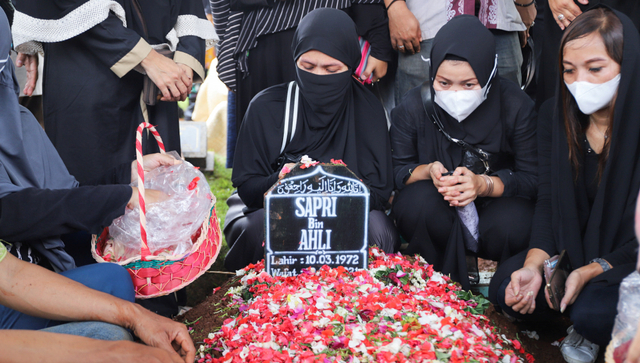 Sejumlah keluarga dan kerabat berdoa di pemakaman komedian Sapri di TPU Cipulir, Jakarta, Selasa, (11/5). Foto: Ronny