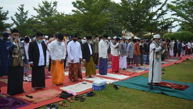 Pelaksanaan salat Idul Adha 1441 Hijriah di Lapangan Vatulemo, Kota Palu, Sulawesi Tengah, Jumat (31/7/2020). Foto: Imron/PaluPoso