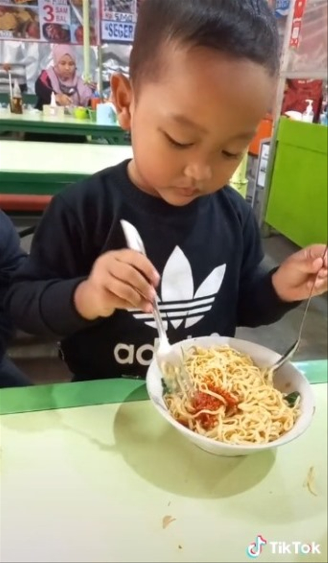 Viral bocah bernama Yusuf doyan makan makanan bercabai sejak berusia 1,5 tahun. (Foto: TikTok/@anisahhh90)