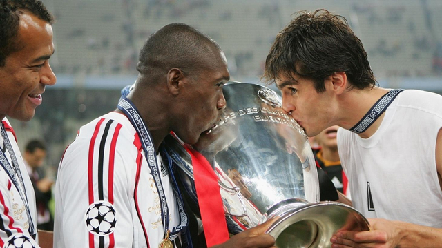 Clarence Seedorf (tengah) dan Kaka (kanan) ketika mencium trofi Liga Champions 2007. Foto: Getty Images