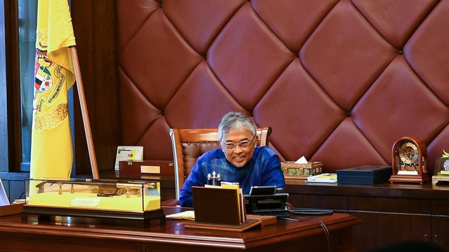 Raja Malaysia Yang di-Pertuan Agong XVI Sultan Abdullah dari Pahang saat menelepon Presiden Joko Widodo di Istana Negara, Selasa (11/5).
 Foto: Instagram/@istana_negara