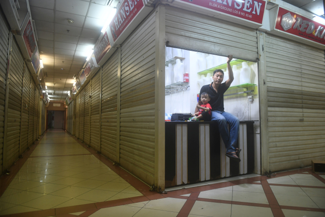 Pedagang menutup kiosnya saat penutupan Pasar Tanah Abang di Jakarta, Selasa (11/5).  Foto: Akbar Nugroho Gumay/ANTARA FOTO
