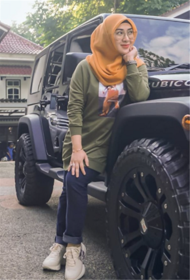 Feminin & Kasual, Ini 6 Gaya Istri Bupati Nganjuk yang Suaminya Kena OTT KPK (414971)