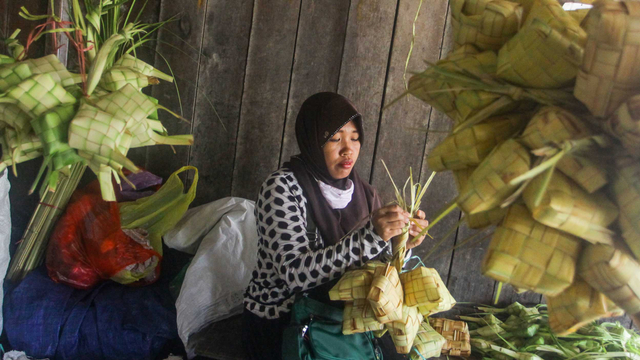 Pedagang menyelesaikan pembuatan kulit ketupat di kawasan Pasar Besar, Palangkaraya, Kalimantan Tengah, Senin (10/5/2021). Foto: Makna Zaezar/Antara Foto