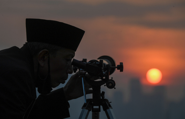 Petugas melakukan pemantauan hilal di Kantor Wilayah Kementerian Agama DKI Jakarta, Jakarta. Foto: Akbar Nugroho Gumay/ANTARA FOTO