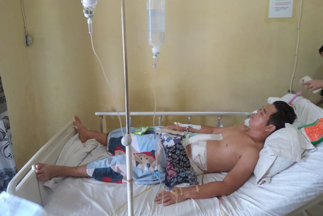 Devis Minasov korban penembakan saat dirawat intensif di Rumah Sakit Umum Teungku Peukan (RSUTP) Kabupaten Aceh Barat Daya. Foto: Dok. acehkini