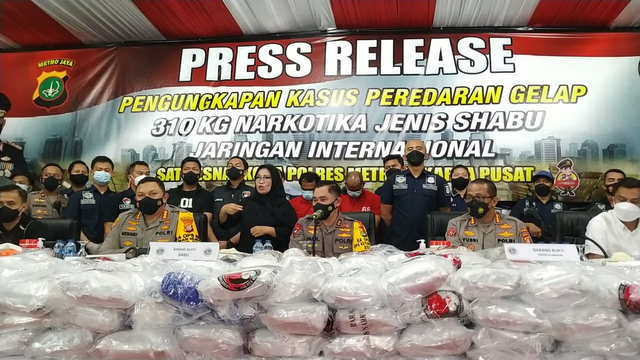 Kapolda Metro Jaya Irjen Fadil Imran (tengah) saat konferensi pers pengungkapan 310 kilogram sabu.  Foto: Dok. Istimewa