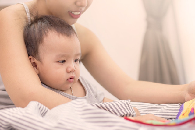 Ilustrasi bayi mendengarkan dongeng sebelum tidur. Foto: Shutter Stock