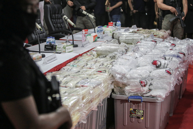 Petugas berada di depan barang bukti sebelum rilis pengungkapan kasus peredaran narkotika di Jakarta, Selasa (11/5). Foto: Dhemas Reviyanto/Antara Foto
