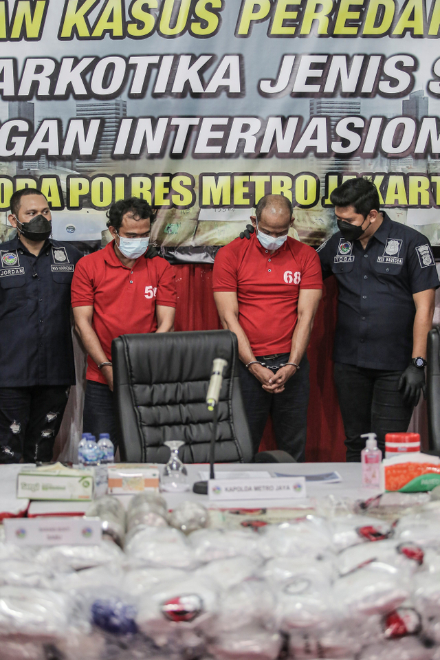 Petugas menghadirkan tersangka pada rilis pengungkapan kasus peredaran narkotika di Jakarta, Selasa (11/5). Foto: Dhemas Reviyanto/Antara Foto