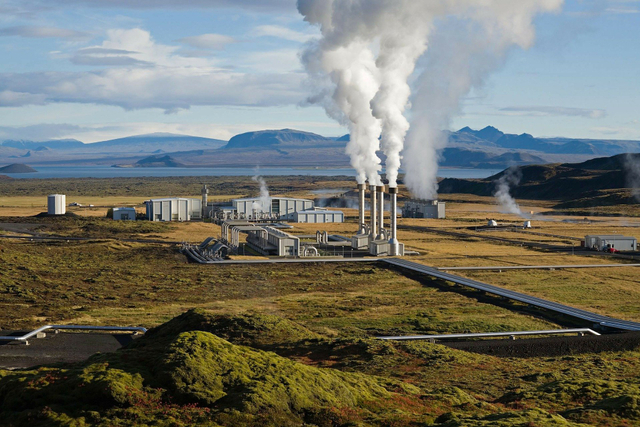 Geothermal power plant . Sumber : https://pixabay.com/photos/power-plant-geothermal-67538/