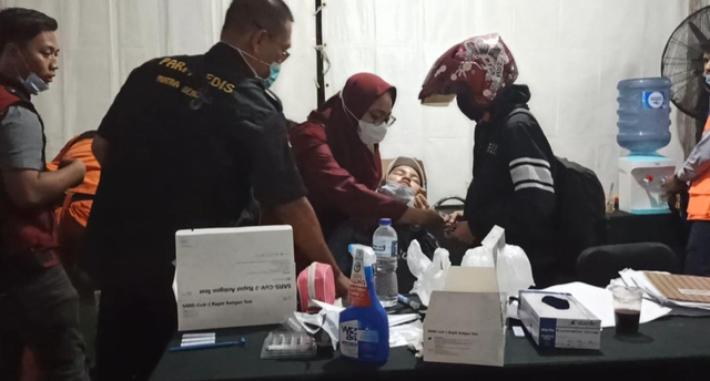 Seorang pemudik dievakuasi ke Rumah Sakit Islam Karawang karena terserang asma. Foto: Dok. Istimewa