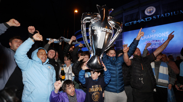 Fans Manchester City rayakan gelar juara di Etihad Stadium. Foto: Reuters/Jason Cairnduff