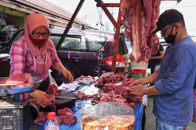 Penjual daging sapi di Pasar Tempel, Rajabasa, Kota Bandar Lampung | Foto: Roza Hariqo/Lampung Geh