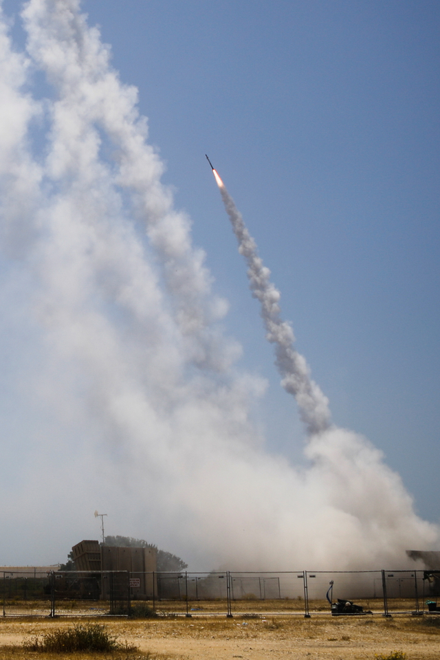 Sistem anti-rudal Iron Dome Israel mencegat roket yang diluncurkan dari Jalur Gaza, seperti yang terlihat dari Ashkelon, Israel selatan, Selasa (11/5). Foto: Nir Elias/REUTERS