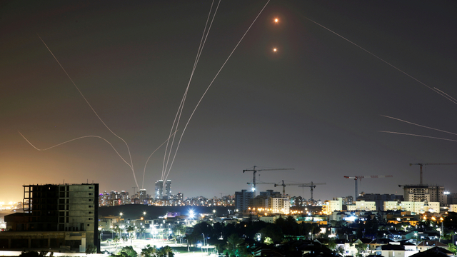 Garis cahaya terlihat saat sistem anti-rudal Iron Dome Israel mencegat roket yang diluncurkan dari Jalur Gaza menuju Israel, seperti yang terlihat dari Ashkelon, Israel, Selasa (11/5). Foto: Nir Elias/REUTERS