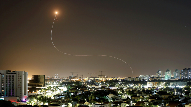 Garis cahaya terlihat saat sistem anti-rudal Iron Dome Israel mencegat roket yang diluncurkan dari Jalur Gaza menuju Israel, seperti yang terlihat dari Ashkelon, Israel, Selasa (11/5). Foto: Nir Elias/REUTERS