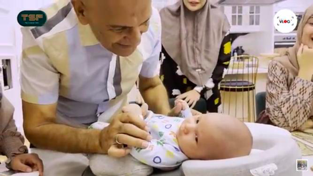 Mark Sungkar bertemu dengan anak Zaskia Sungkar. Foto: Tangkapan layar kanal YouTube The Sungkars Family.