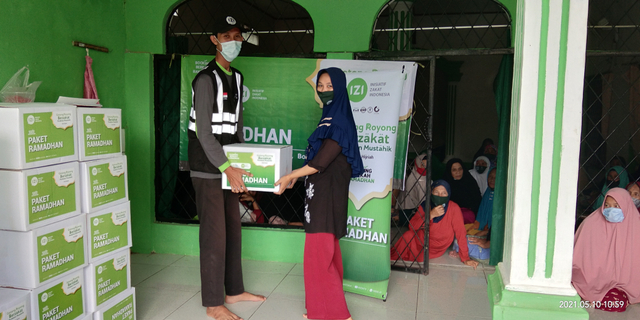 LAZNAS Chevron Jakarta dan IZI Salurkan Paket Ramadhan di Desa Tapos 2