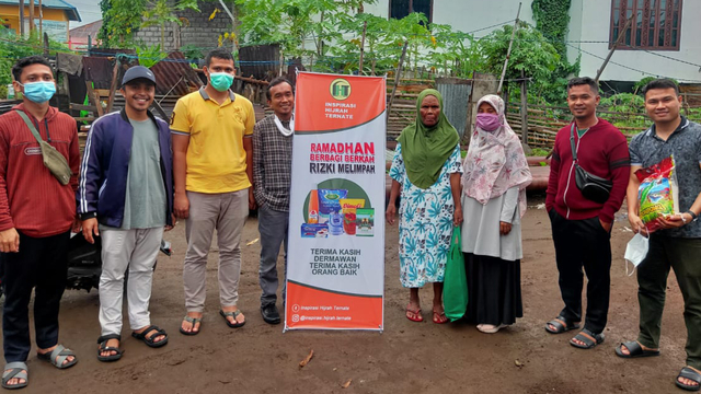 Komunitas Inspirasi Hijrah Ternate berbagi paket sembako untuk duafa. Foto: Istimewa 
