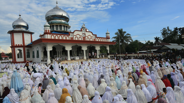Jemaah Tarekat Syattariah berada di halaman Masjid Syaikhuna Habib Muda Seunagan sebelum melaksanakan salat Idul fitri 1442 Hijriah Desa Peuleukung, Seunagan Timur, Nagan Raya, Aceh, Rabu (12/5/2021). Foto: Syifa Yulinnas/ANTARA FOTO