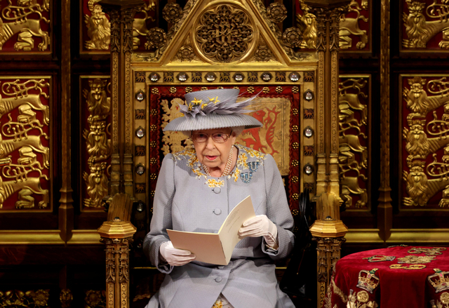 Ratu Inggris Elizabeth II membacakan Pidato Ratu tentang Tahta Berdaulat di ruang House of Lords saat Pembukaan Parlemen di Gedung Parlemen di London. Foto: Chris Jackson/Pool/AFP