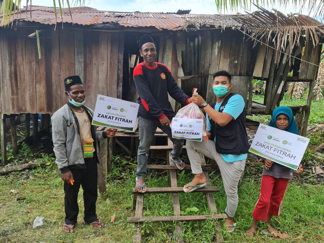 Sampai Papua, IZI dan Tokopedia Salam Salurkan 200 Paket Zakat Fitrah