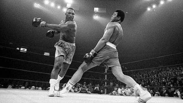 Joe Frazier versus Muhammad Ali dalam duel berjuluk Fight of The Century tahun 1971 | Flickr/RV1864 (CC)