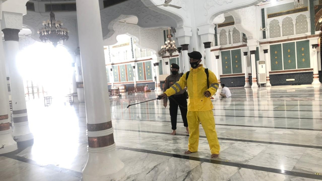 Penyemprotan disinfektan di Masjid Raya Baiturrahman, Banda Aceh. Foto: Polda Aceh 