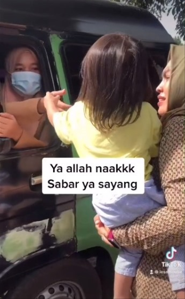 Viral ibu dan anak menangis histeris saat baby sitter-nya akan mudik. (Foto: TikTok/@iesalhouse)