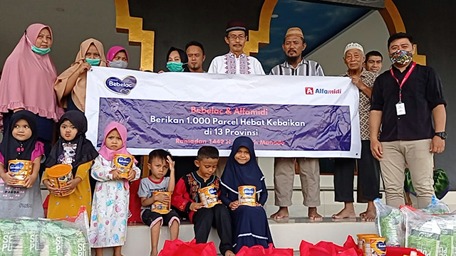 Penyaluran parsel berisi bahan pangan dan susu Bebelac dalam program '1.000 Parcel Hebat Kebaikan Bebelac', kolaborasi Bebelac dan Alfamidi di Masjid Rabbani, Griya Paniki Indah, Kota Manado, Sulawesi Utara