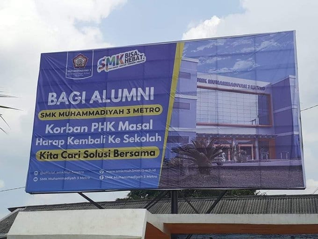Viral baliho SMK Muhammadiyah Metro Lampung 3 ajak alumni korban PHK berkumpul kembali untuk mencari solusi. (Foto: Facebook/@Iftah Risal)