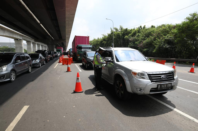 Suasana di posko penyekatan larangan mudik Lebaran 2021 KM 31, Gerbang Tol Cikarang Barat 3, Bekasi, Jawa Barat, Rabu (12/5). Foto: Dok. BNPB