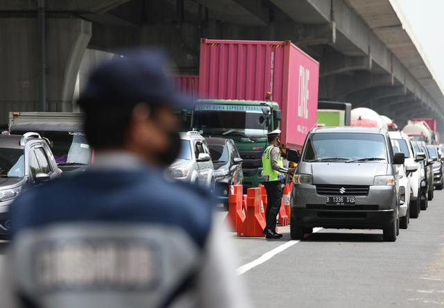 Suasana di posko penyekatan larangan mudik Lebaran 2021 KM 31, Gerbang Tol Cikarang Barat 3, Bekasi, Jawa Barat, Rabu (12/5). Foto: Dok. BNPB