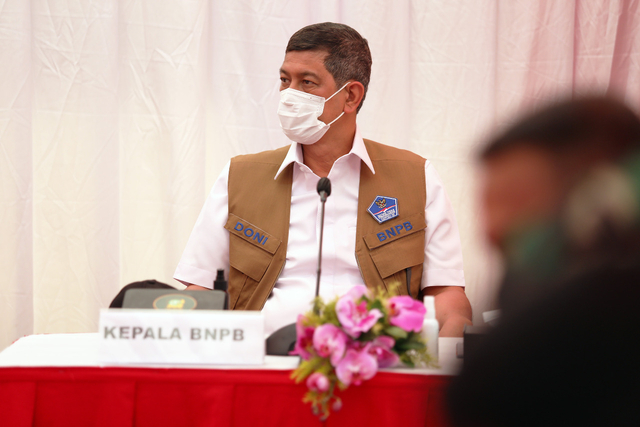 Kepala BNPB Doni Monardo meninjau posko penyekatan larangan mudik Lebaran 2021 KM 31, Gerbang Tol Cikarang Barat 3, Bekasi, Jawa Barat, Rabu (12/5). Foto: Dok. BNPB