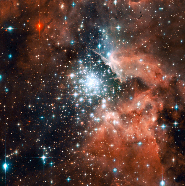 Citra gugus terbuka NGC 3603 yang diamati oleh Hubble Space Telescope. Jarak gugus bintang ini sekitar 20.000 tahun cahaya dari Bumi. Sumber: esahubble.org.